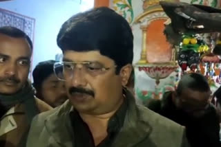 UP MLA Raja Bhaiya in Varanasi  Jansatta Dal Loktantrik  Sankat Mochan temple in Varanasi  Raja Bhaiya offers prayer at Sankat Mochan  UP Assembly Election 2022  mla raja bhaiya worship in sankat mochan temple  mla raja bhaiya  ജനസത്ത ദൾ ലോക്‌താന്ത്രിക് അധ്യക്ഷൻ രഘു രാജ് പ്രതാപ് സിങ്  ഉത്തർപ്രദേശ് തെരഞ്ഞെടുപ്പ് സഖ്യം  എംഎൽഎ രാജ ഭയ്യ