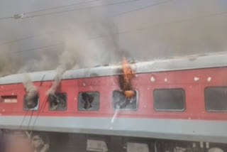 Burning train in Maharashtra : ગાંધીધામ-પુરી સુપરફાસ્ટ એક્સપ્રેસમાં લાગી આગ, મુસાફરો સુરક્ષિત