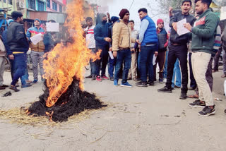 नाराज व्यापारियों ने दुकान बंद कर की आगजनी