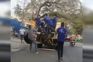 Bangalore people outrage  on towing vehicle staff