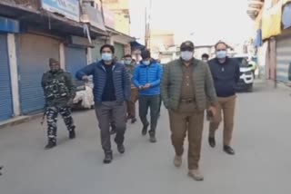 dc-pulwama-visits-tral-to-check-covid-lockdown