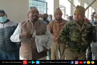 shahjahanpur hangama, byte visual  Shahjahanpur latest news  etv bharat up news  संयुक्त विकास पार्टी  प्रत्याशी ने दी खुदकुशी की धमकी  सिटी मजिस्ट्रेट कार्यालय  कर्मचारियों की लापरवाही  हाई वोल्टेज हंगामा  किशन बैधराज  शाहजहांपुर विधानसभा  खुदकुशी करने की धमकी  वैध राज किशन  UP Assembly Election 2022  Uttar Pradesh Assembly Election 2022  UP Election 2022 Prediction  UP Election Results 2022  UP Election 2022 Opinion Poll  UP 2022 Election Campaign highlights  UP Election 2022 live  यूपी चुनाव न्यूज  उत्तर प्रदेश विधानसभा चुनाव  यूपी विधानसभा चुनाव 2022  शाहजहांपुर कलेक्ट्रेट कार्यालय  sanyukt Vikas Party  Shahjahanpur Collectorate