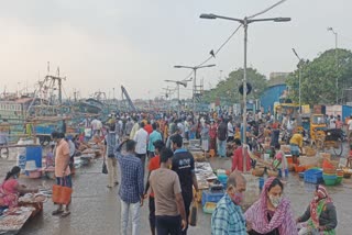 ஊரடங்கு ரத்து காசிமேட்டில் குறைந்த அளவிலேயே மீன் வாங்க குவிந்த மக்கள்