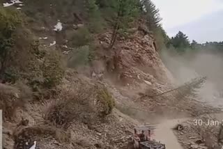 Road Closed Due to Land Slide in Rajouri: تھنہ منڈی تا بفلیاز سڑک رابطہ بند، مسافر پریشان