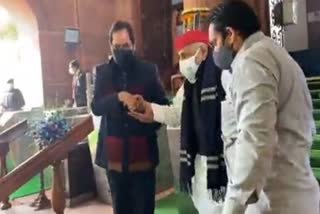 MP Mulayam Singh Yadav got the support of Union Minister Mukhtar Abbas Naqvi