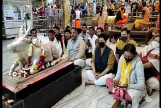 falguni pathak worshiped at mahakaleshwar temple