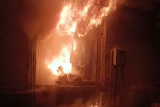 Fire in Mathura  Fire breaks out in Vishram Ghat market  garment shops in vishram ghat marker got fire  വിശ്രം ഘട്ട് മാർക്കറ്റിൽ തീപിടിത്തം  മഥുരയിലെ വസ്ത്ര വ്യാപാര സ്ഥാപനത്തിൽ തീപിടിത്തം