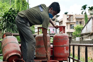 ommercial 19 kg LPG cylinder prices slashed by Rs 91.50  CommercialLPG cylinder prices slashed  Cylinder price slashed  പൊതു മേഖല എണ്ണ കമ്പനികളുടെ ഗ്യാസ് സിലണ്ടറുകളുടെ വില നിര്‍ണയം  വാണിജ്യ സിലണ്ടറുകളുടെ വില കുറച്ചു