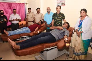 former cricketer javagal shrinath donated blood at mysore