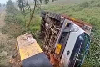 Flipkart Vehicle overturned due to fog in Saran