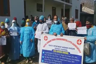 safai-karamchari-of-health-dept-dot-in-pulwama-staged-protest