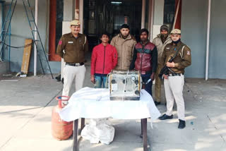 पुलिस की गिरफ्त में आरोपी