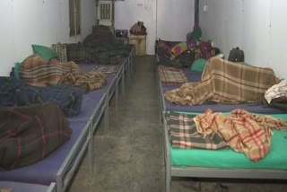 homeless people shift to night shelters in delhi for cold wave