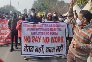 Strike in Swami Dayanand Hospital resident doctors took road against NDMC