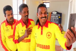 Minister Mohammad Riyaz praise life guards in kollam  Mohammad Riyaz praise life guards  തിരയിലകപ്പെട്ട കുടുംബത്തെ രക്ഷിച്ച ലൈഫ് ഗാർഡുകളെ അഭിനന്ദിച്ച് മുഹമ്മദ് റിയാസ്  കൊല്ലത്തെ ലൈഫ് ഗാർഡുകൾക്ക് മുഹമ്മദ് റിയാസിന്‍റെ അഭിനന്ദനം  ലൈഫ് ​ഗാർഡുമാരെ വീഡിയോ കോളിൽ വിളിച്ച് ടൂറിസം മന്ത്രി