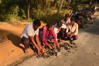 people-outrage-against-road-damage-in-mandya