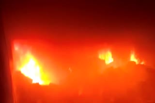Massive fire in illegal warehouse of Mahipalpur ten vehicles of fire brigade found control