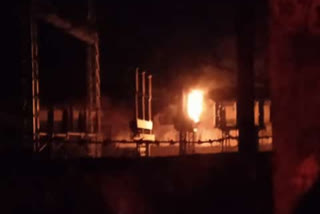 Fire at Palakkad KSEB substation  കെഎസ്ഇബി സബ്സ്റ്റേഷൻ തീപിടിത്തം  നെല്ലിപ്പുഴ ആനക്കട്ടി റോഡ്‌ സബ്സ്റ്റേഷൻ ട്രാൻസ്‌ഫോമർ തീപിടിത്തം