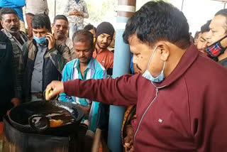 Praduman Singh Tomar frying Mangode