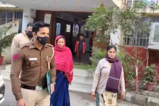 police arrested alcohol smuggler woman in delhi