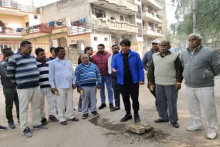 Corporation councilor laid the foundation stone of street light in Ghitorni village