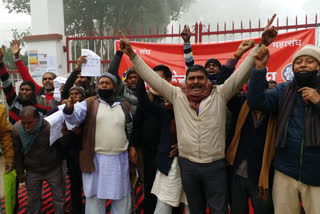 Non-teaching Staff Protest in Gaya: گیا میں کالج کے غیر تدریسی ملازمین کا انٹر امتحان کے دوران احتجاج