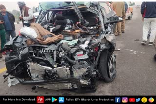 आगरा एक्सप्रेस-वे पर हादसे  तीन की मौत एक जख्मी  Three killed and one injured  accident on Agra Expressway  उन्नाव के बेटा मुजावर थाना  लखनऊ-आगरा एक्सप्रेस-वे  ट्रेलर से टकराई कार  Unnao latest news  etv bharat up news