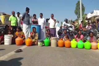 women protest on road over drinking water problem in ananthapur
