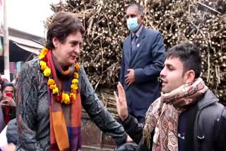 priyanka gandhi video,  ट्रैक्टर पर सवार प्रियंका गांधी,  ट्रैक्टर पर बैठकर किसान के बेटे से बातचीत,  प्रियंका गांधी का वायरल वीडियो,  priyanka gandhi viral video,  priyanka gandhi sit on tractor,  up election 2022,  priyanka gandhi talks with farmer son,  किसान के बेटे से प्रियंका गांधी की बातचीत, रोजगार के मुद्दे पर युवाओं के साथ बातचीत,  सीएम योगी आदित्यनाथ,