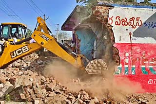 hoses dismasted by officials at vardannapet in Hanmakonda