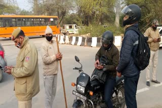 Police is checking vehicles on roads of Delhi with help of vehicle scan app