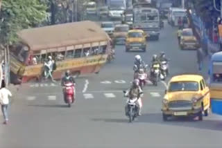cctv-footage-of-an-overturning-passenger-bus-in-kolkata