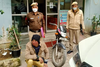 पुलिस की गिरफ्त में आरोपी