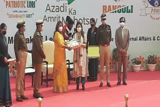 meenakshi-lekhi-rewarded-participants-of-azadi-ka-amrit-mahotsav