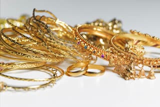 gold smuggled in KSRTC bus  smuggled gold seized in valayar  കെഎസ്ആർടിസി ബസിൽ കടത്തിയ സ്വർണം പിടികൂടി  രേഖകളില്ലാത്ത സ്വർണം പിടികൂടി