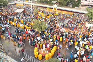 Devotees Rush at Medaram, sammakka jatara devotees flow