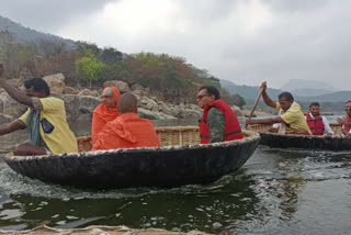 Suttur Shri bath and Meditation in Palar river, Palar river at Chamarajnagar, Chamarajnagar news, ಪಾಲಾರ್​ ನದಿಯಲ್ಲಿ ಸ್ನಾನ ಮತ್ತು ಧ್ಯಾನ ಮಾಡಿದ ಸುತ್ತೂರು ಶ್ರೀ, ಚಾಮರಾಜನಗರದಲ್ಲಿ ಪಾಲಾರ್​ ನದಿ, ಚಾಮರಾಜನಗರ ಸುದ್ದಿ,