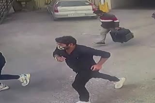 Crime of Robbery in Surat : સુરતમાં 2 કરોડની લૂંટ કરી ભાગતા લુટારુઓ CCTV માં કેદ