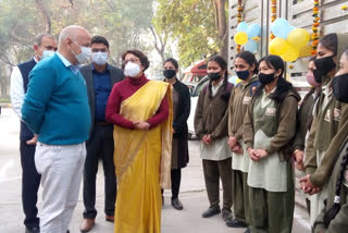 Manish Sisodia reached Delhi Cantt School