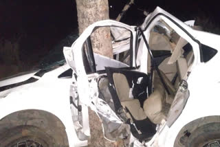 people died in road accident in Chitradurga, Car hit to tree in Chitradurga, Chitradurga crime news, ಚಿತ್ರದುರ್ಗದಲ್ಲಿ ರಸ್ತೆ ಅಪಘಾತದಲ್ಲಿ ಜನ ಸಾವು, ಚಿತ್ರದುರ್ಗದಲ್ಲಿ ಮರಕ್ಕೆ ಡಿಕ್ಕಿ ಹೊಡೆದ ಕಾರು, ಚಿತ್ರದುರ್ಗ ಅಪರಾಧ ಸುದ್ದಿ,