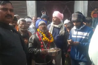 This independent nominee from Firozabad appeals for votes wearing handcuffs