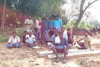 people protest for not having no way to cemetry in buchinaidupally at chittor