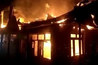 Residential Housed Gutted in bandipora: بانڈی پورہ میں دو منزلہ عمارت خاکستر