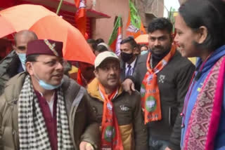 Watch CM Pushkar Singh Dhami enjoying roadside 'Golgappa's' after poll campaign