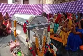 Hindu tradition in the funeral of  Muslim person