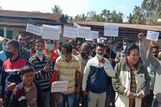 village-guards-protest-against-police-at-sonari