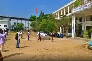 Students injured in stone pelting over hijab - saffron shawl row in Shimoga  Hijab-saffron row  controversy spread to Vijayapur district  ഹിജാബ്‌-കാവി വിവാദം  കര്‍ണാകടയില്‍ വിദ്യാര്‍ഥികള്‍ പരസ്‌പരം ഏറ്റുമുട്ടി  കര്‍ണാടക വാര്‍ത്തകള്‍  Karnataka Latest News