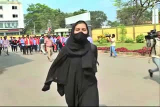 Mandya hijab row, Muslim lady student shouted Allahu Akbar in Mandya, Mandya news, Mandya hijab news, ಮಂಡ್ಯ ಹಿಜಾಬ್​ ವಿವಾದ, ಮಂಡ್ಯದಲ್ಲಿ ಮುಸ್ಲಿಂ ವಿದ್ಯಾರ್ಥಿನಿಯಿಂದ ಅಲ್ಲಾಹು ಅಕ್ಬರ್​ ಘೋಷಣೆ, ಮಂಡ್ಯ ಸುದ್ದಿ, ಮಂಡ್ಯ ಹಿಜಾಬ್​ ಸುದ್ದಿ,