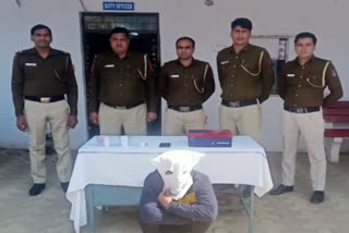 पुलिस की गिरफ्त में आरोपी