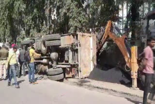 Asphalt truck overturned in Nashik